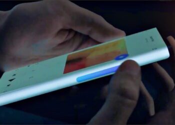 نمای مفهومی گوشی Xiaomi Mi MIX Alpha با نمایشگر انعطاف‌پذیر سراسری که لبه‌ها را پوشش می‌دهد، نمایش رابط کاربری روی بدنه خمیده و تمرکز بر نوآوری در طراحی گوشی‌های آینده‌نگر