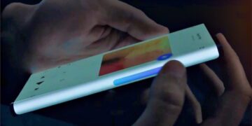 نمای مفهومی گوشی Xiaomi Mi MIX Alpha با نمایشگر انعطاف‌پذیر سراسری که لبه‌ها را پوشش می‌دهد، نمایش رابط کاربری روی بدنه خمیده و تمرکز بر نوآوری در طراحی گوشی‌های آینده‌نگر