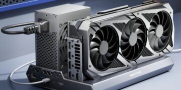 کارت گرافیک سه فن نصب شده روی داک گرافیک اکسترنال Minisforum در کنار منبع تغذیه.