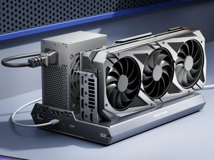 کارت گرافیک سه فن نصب شده روی داک گرافیک اکسترنال Minisforum در کنار منبع تغذیه.