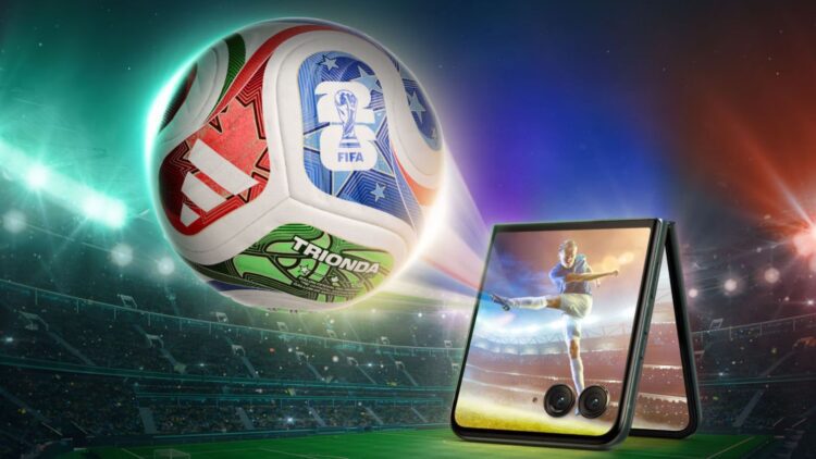 پوستر تبلیغاتی گوشی موتورولا نسخه FIFA در کنار توپ فوتبال رسمی در یک استادیوم.