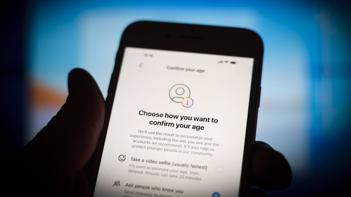 صفحه تأیید سن در اپلیکیشن موبایل با گزینه‌های احراز هویت مانند ویدیو سلفی یا معرفی آشنا