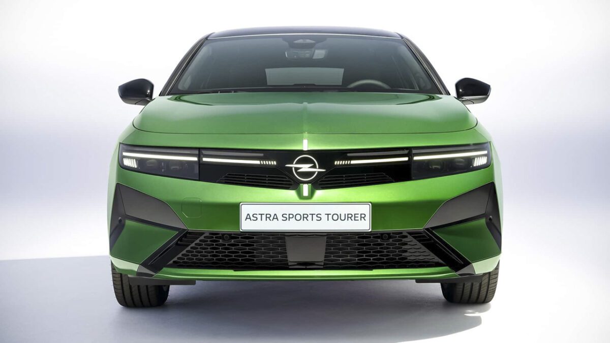 نمای جلوی استیشن اوپل آسترا 2026