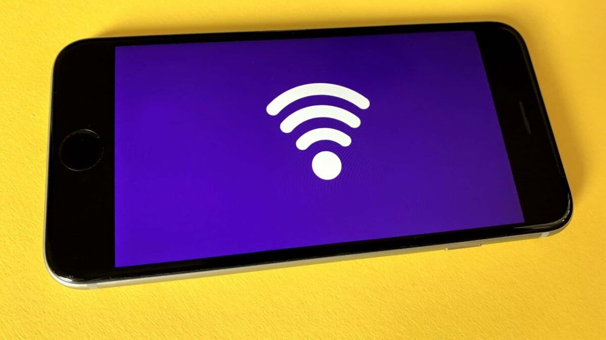 تنظیمات نادرست مودم یا کانفیگ اشتباه می‌تواند مانع اتصال صحیح گوشی به شبکه شود.