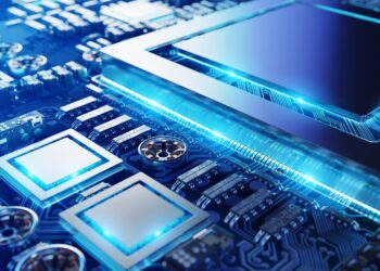 نمای نزدیک و انتزاعی از یک برد مدار چاپی (PCB) با تراشه‌ها و نورپردازی آبی درخشان.