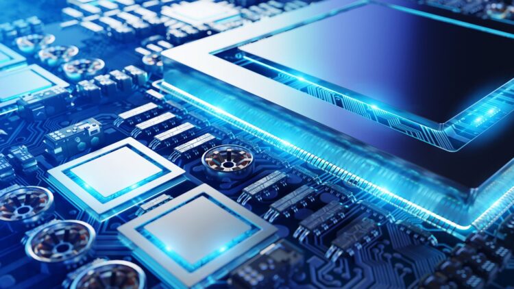 نمای نزدیک و انتزاعی از یک برد مدار چاپی (PCB) با تراشه‌ها و نورپردازی آبی درخشان.
