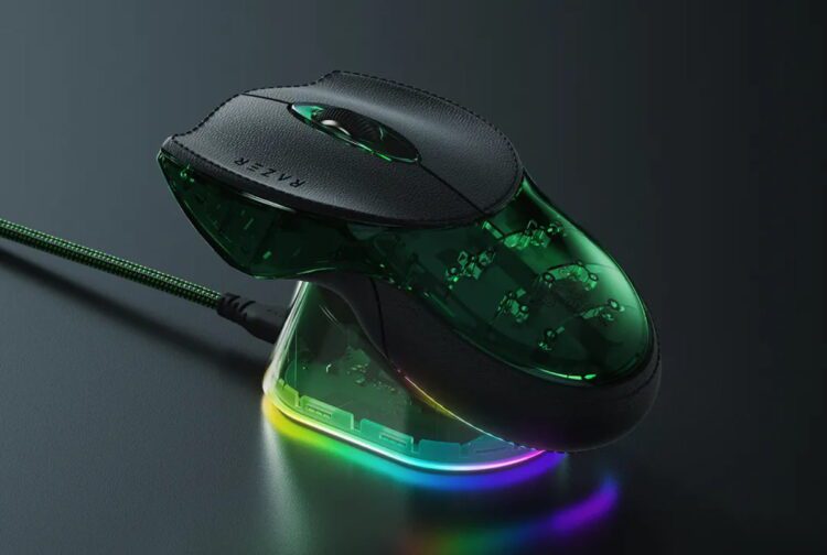 موس Razer Boomslang با پوشش شفاف سبز و قسمت بالایی چرمی مشکی روی پایه نورانی RGB، همراه با کابل بافتهشده سبز