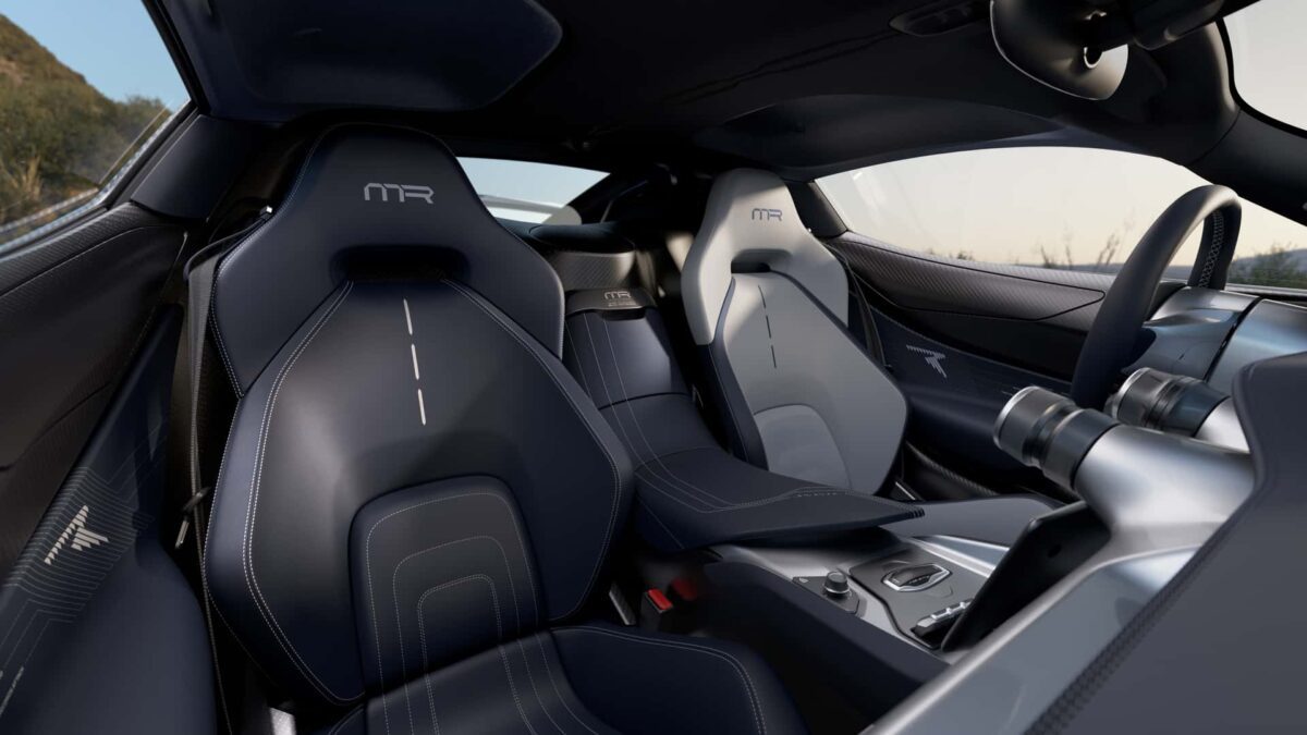 کابین مینیمال Rimac Nevera R با تمرکز بر راننده و متریال فیبر کربن