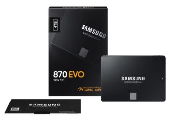 تصویر تبلیغاتی حافظه SSD سامسونگ مدل 870 EVO شامل جعبه ۴ ترابایتی، خود درایو و دفترچه راهنما.