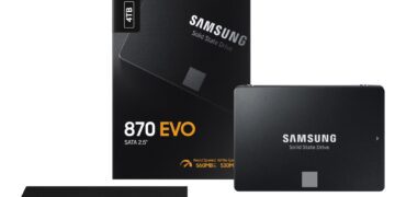 تصویر تبلیغاتی حافظه SSD سامسونگ مدل 870 EVO شامل جعبه ۴ ترابایتی، خود درایو و دفترچه راهنما.