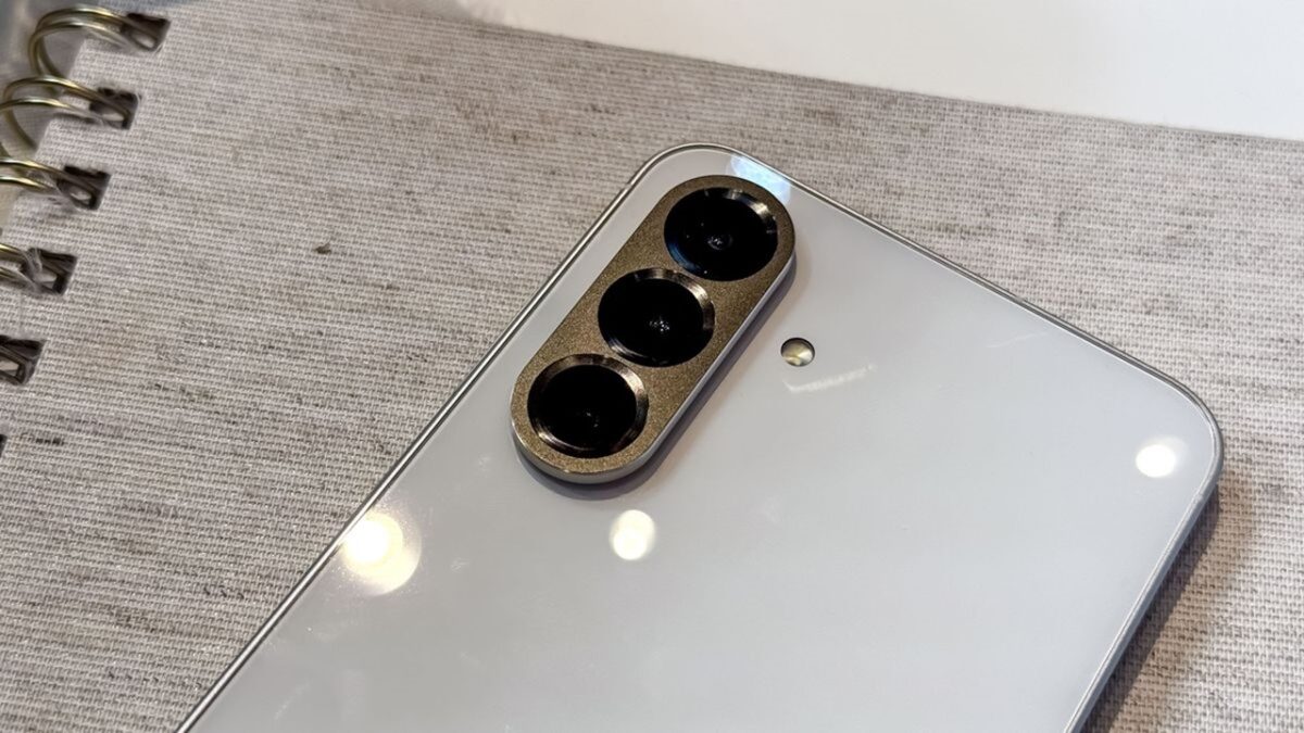 گلکسی A56 مجهز به پردازنده Exynos 1580 و GPU Mali-G68 است که توان پردازشی و گرافیکی مناسبی در رده میانرده ارائه میدهد.