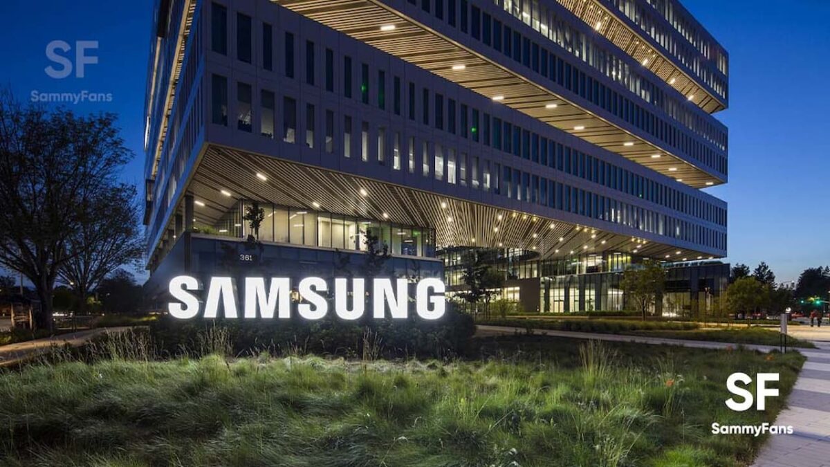 نمای بیرونی یک ساختمان اداری مدرن شیشه‌ای در شب با تابلوی نورانی و بزرگ لوگوی سامسونگ.