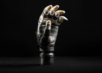 دست مصنوعی بیونیک داشنگاه یوتا با سرانگشت با قابلیت درک لامسه