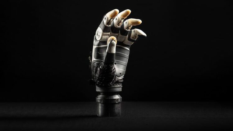 دست مصنوعی بیونیک داشنگاه یوتا با سرانگشت با قابلیت درک لامسه