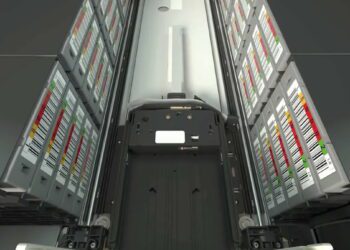 نمای داخلی یک دیتاسنتر مدرن با رک‌های سرور آرایش‌یافته، یونیت‌های ذخیره‌سازی ماژولار و برچسب‌های رنگی برای مدیریت و مانیتورینگ تجهیزات شبکه