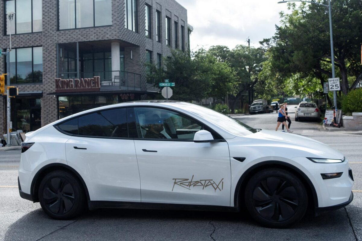 روبوتاکسی تیلا در خیابان