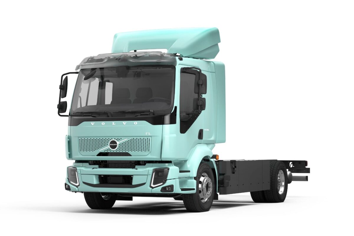 نمای استودیویی کامیون برقی ولوو با طراحی جمعوجور و شاسی مناسب حملونقل شهری