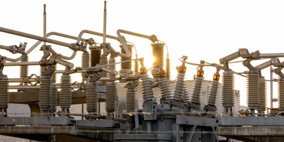 تجهیزات پست انتقال برق فشار قوی با ترانسفورماتورها و کلیدهای ایزوله در فضای باز، نماد زیرساخت شبکه برق و چالش تأمین انرژی در دوره رشد مصرف مراکز داده و هوش مصنوعی