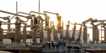 تجهیزات پست انتقال برق فشار قوی با ترانسفورماتورها و کلیدهای ایزوله در فضای باز، نماد زیرساخت شبکه برق و چالش تأمین انرژی در دوره رشد مصرف مراکز داده و هوش مصنوعی