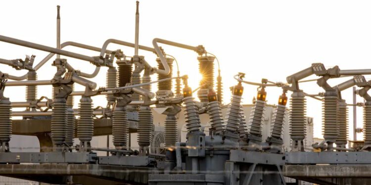 تجهیزات پست انتقال برق فشار قوی با ترانسفورماتورها و کلیدهای ایزوله در فضای باز، نماد زیرساخت شبکه برق و چالش تأمین انرژی در دوره رشد مصرف مراکز داده و هوش مصنوعی