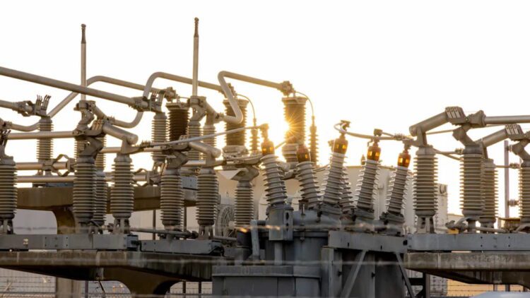 تجهیزات پست انتقال برق فشار قوی با ترانسفورماتورها و کلیدهای ایزوله در فضای باز، نماد زیرساخت شبکه برق و چالش تأمین انرژی در دوره رشد مصرف مراکز داده و هوش مصنوعی