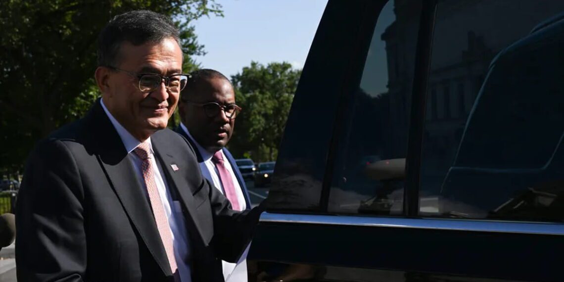 خروج خودروی تشریفاتی دولتی در محوطه بیرونی ساختمانهای رسمی واشنگتن، همزمان با تحرکات سیاسی مرتبط با لابیگری شرکتهای فناوری