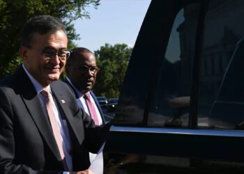 خروج خودروی تشریفاتی دولتی در محوطه بیرونی ساختمان‌های رسمی واشنگتن، هم‌زمان با تحرکات سیاسی مرتبط با لابی‌گری شرکت‌های فناوری