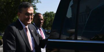 خروج خودروی تشریفاتی دولتی در محوطه بیرونی ساختمانهای رسمی واشنگتن، همزمان با تحرکات سیاسی مرتبط با لابیگری شرکتهای فناوری