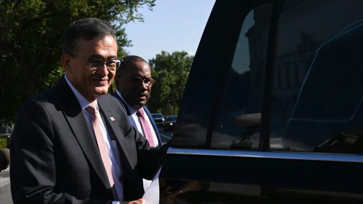 خروج خودروی تشریفاتی دولتی در محوطه بیرونی ساختمانهای رسمی واشنگتن، همزمان با تحرکات سیاسی مرتبط با لابیگری شرکتهای فناوری