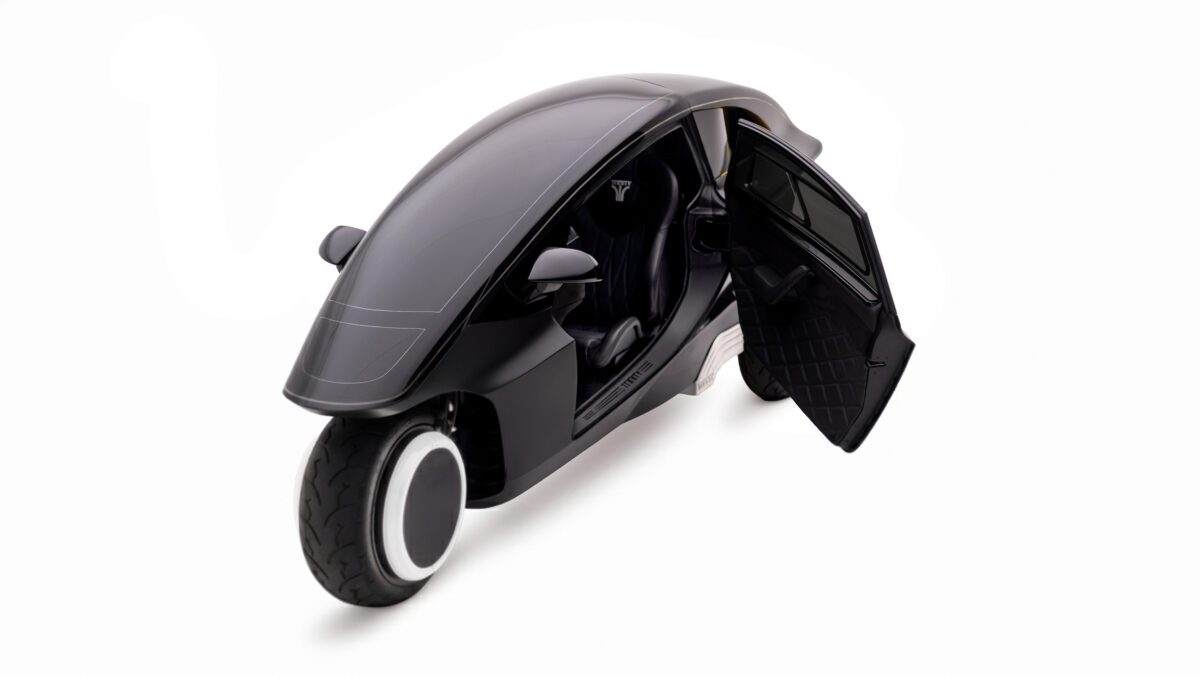 مای سهرخ از جلو خودروی TRINITY با درِ باز کابین،