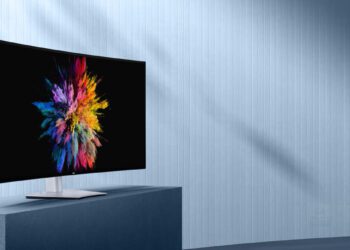 تصویر استودیویی از دو مانیتور حرفه‌ای Dell UltraSharp شامل یک مانیتور تخت و یک مانیتور خمیده، با نمایش محتوای گرافیکی رنگی، حاشیه‌های باریک، پایه‌های فلزی مینیمال و طراحی پریمیوم مناسب استفاده‌های حرفه‌ای