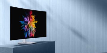 تصویر استودیویی از دو مانیتور حرفه‌ای Dell UltraSharp شامل یک مانیتور تخت و یک مانیتور خمیده، با نمایش محتوای گرافیکی رنگی، حاشیه‌های باریک، پایه‌های فلزی مینیمال و طراحی پریمیوم مناسب استفاده‌های حرفه‌ای