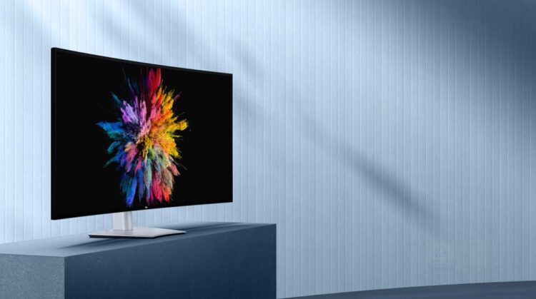 تصویر استودیویی از دو مانیتور حرفه‌ای Dell UltraSharp شامل یک مانیتور تخت و یک مانیتور خمیده، با نمایش محتوای گرافیکی رنگی، حاشیه‌های باریک، پایه‌های فلزی مینیمال و طراحی پریمیوم مناسب استفاده‌های حرفه‌ای