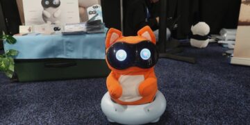 ربات حیوان خانگی Cocomo با بدنه نارنجی پارچه‌ای و چشم‌های دیجیتالی در نمایشگاه CES 2026.