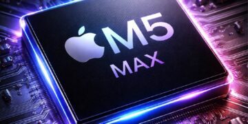 تصویر گرافیکی پردازنده Apple M5 Max با نورپردازی بنفش روی برد اصلی.