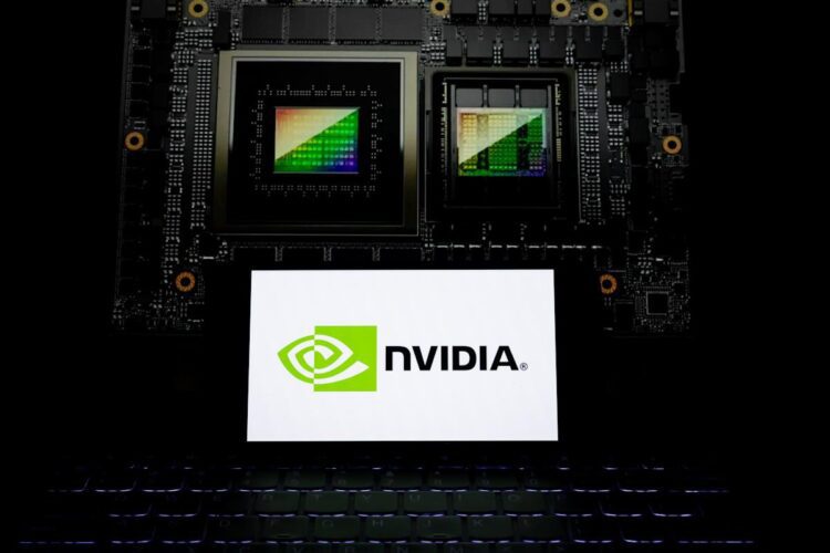 نمای نزدیک از یک تراشه گرافیکی انویدیا در کنار لپ‌تاپی که لوگوی NVIDIA را نمایش می‌دهد.