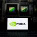 نمای نزدیک از یک تراشه گرافیکی انویدیا در کنار لپ‌تاپی که لوگوی NVIDIA را نمایش می‌دهد.