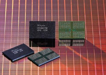 چند قطعه تراشه حافظه SK Hynix بر روی یک ویفر سیلیکونی درخشان.