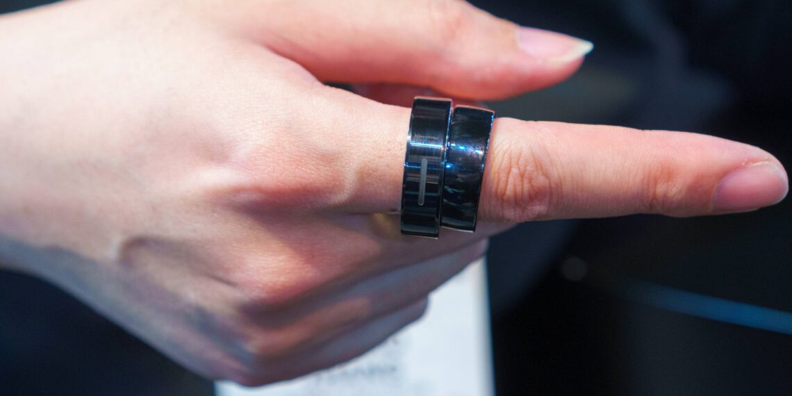 نمای نزدیک از دو حلقه هوشمند تیره که در انگشت اشاره قرار گرفته‌اند.