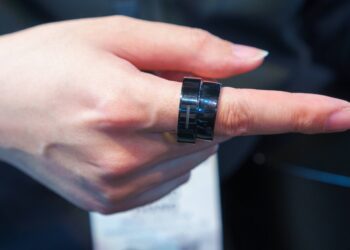 نمای نزدیک از دو حلقه هوشمند تیره که در انگشت اشاره قرار گرفته‌اند.