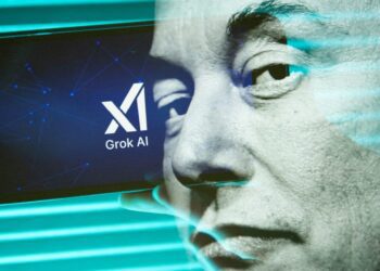 تصویر ترکیبی از چهره ایلان ماسک در کنار یک تلفن هوشمند که لوگوی xAI و عبارت Grok AI را نمایش می‌دهد.