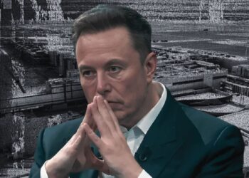 تصویر ترکیبی از ایلان ماسک در حال تفکر با پس‌زمینه‌ای از نمای هوایی یک تاسیسات صنعتی عظیم (TeraFab).