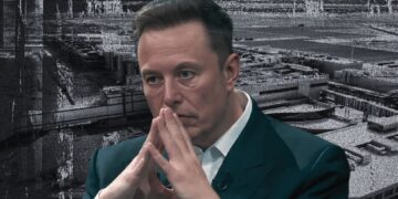 تصویر ترکیبی از ایلان ماسک در حال تفکر با پسزمینهای از نمای هوایی یک تاسیسات صنعتی عظیم (TeraFab).