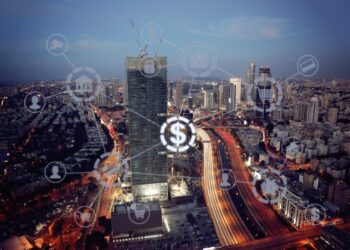 نمای شب از یک شهر با آیکون‌های دیجیتالی متصل به هم که نماد شبکه مالی و هوش مصنوعی است.