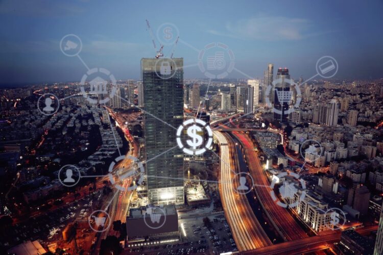 نمای شب از یک شهر با آیکون‌های دیجیتالی متصل به هم که نماد شبکه مالی و هوش مصنوعی است.