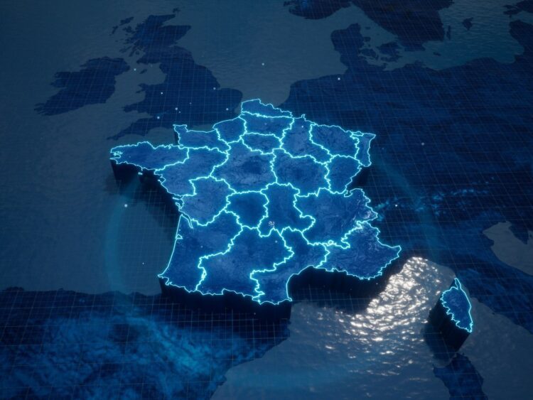 نقشه سه‌بعدی و دیجیتال کشور فرانسه با خطوط درخشان آبی بر روی پس‌زمینه تیره.