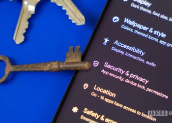 نمایی از تنظیمات امنیت و حریم خصوصی در گوشی اندرویدی در کنار چند کلید قدیمی.