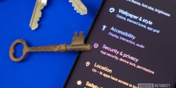 نمایی از تنظیمات امنیت و حریم خصوصی در گوشی اندرویدی در کنار چند کلید قدیمی.