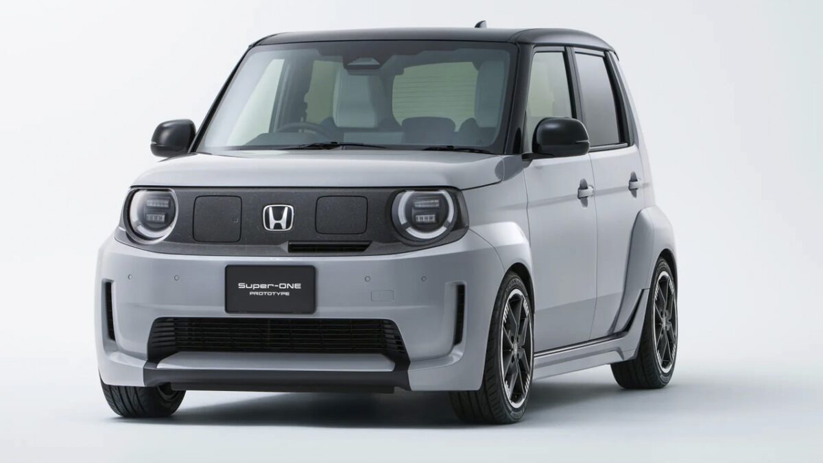 نمای روبهرو از خودروی برقی هوندا سوپر-وان ۲۰۲۶ با جلوپنجرهٔ بسته، چراغهای LED گرد و طراحی ساده و مدرن مناسب رانندگی شهری