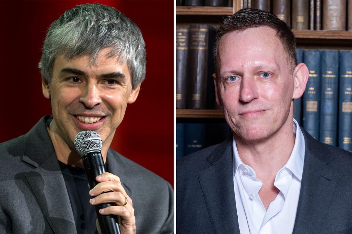 تصویر دوقسمتی شامل پرترهی لری پیج (سمت چپ) در حال صحبت با میکروفون و پیتر ثیل (سمت راست) در مقابل یک کتابخانه.